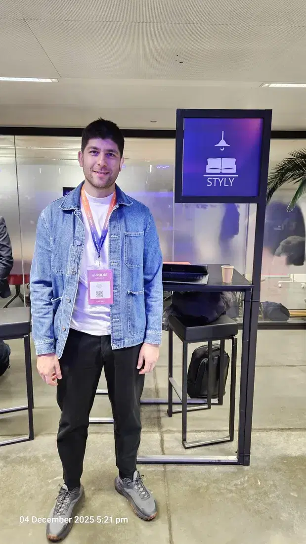 Badge partenaire et stand STYLY à la conférence ai-PULSE de Scaleway