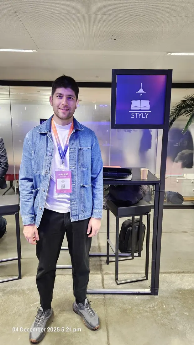 Badge partenaire et stand STYLY à la conférence ai-PULSE de Scaleway