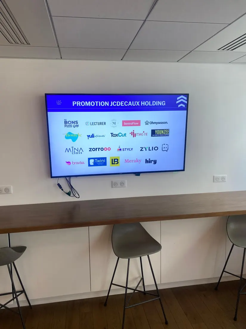 Écran présentant la promotion de startups JCDecaux Holding incluant STYLY