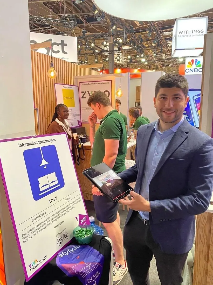 Le fondateur de STYLY faisant une démo sur tablette au stand VivaTech