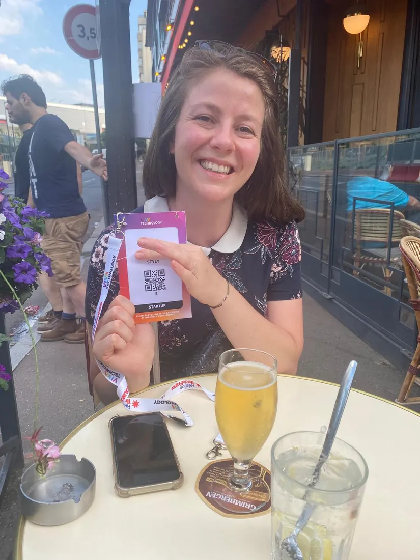 L'une des premières utilisatrices de STYLY tenant un badge VivaTech au nom de STYLY